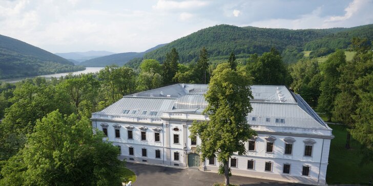 Pobyt na zámku v Považské Bystrici s polopenzí, wellness a cvičením jógy