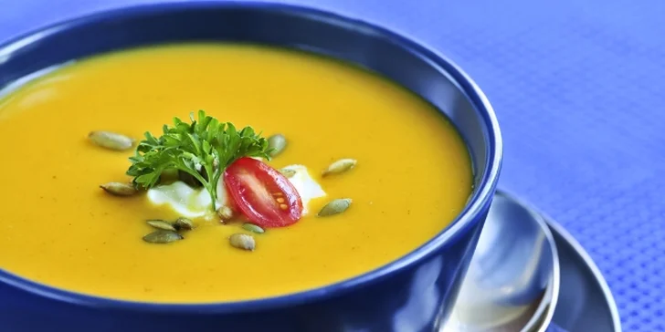 Raw či vegan menu pod Hradem: Polévka, dort a horký nápoj