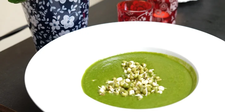 Raw či vegan menu pod Hradem: Polévka, dort a horký nápoj