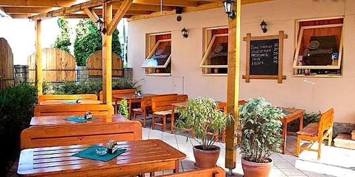 Masová hostina – tataráček a kuřecí stehenní špalíky