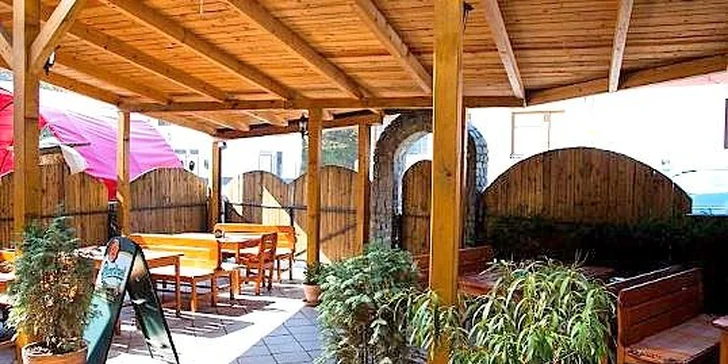 Masová hostina – tataráček a kuřecí stehenní špalíky