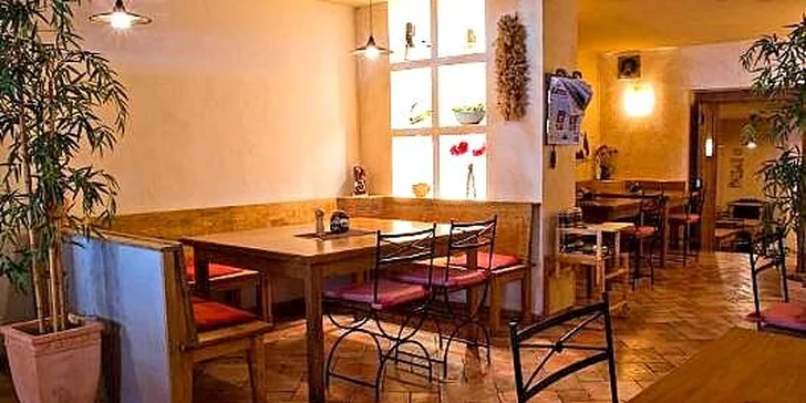 Masová hostina – tataráček a kuřecí stehenní špalíky