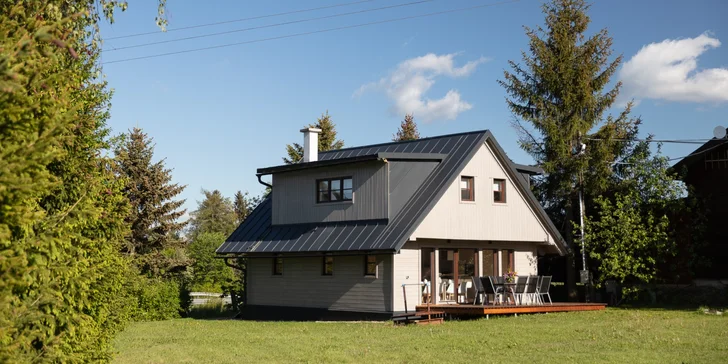 Přivítají vás Apartmány a chalupy pod Liščím Kopcem, které se nacházejí na okraji města Vrchlabí.