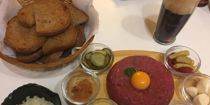 Půlkilový tatarák s topinkami: masová hostina v retro baru až pro 6 osob