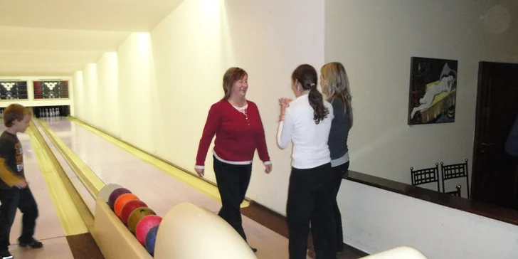 Dva šťavnaté steaky z krkovice s fazolkami či bramborami a sleva na bowling