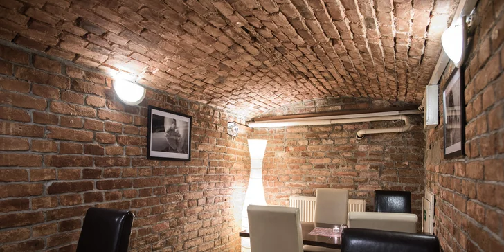 Hostina pro partu: 2kilová nálož pečeného masa s přílohami až pro 6 osob