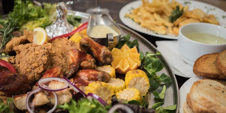 Hostina pro partu: 2kilová nálož pečeného masa s přílohami až pro 6 osob