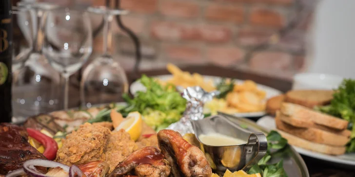 Hostina pro partu: 2kilová nálož pečeného masa s přílohami až pro 6 osob