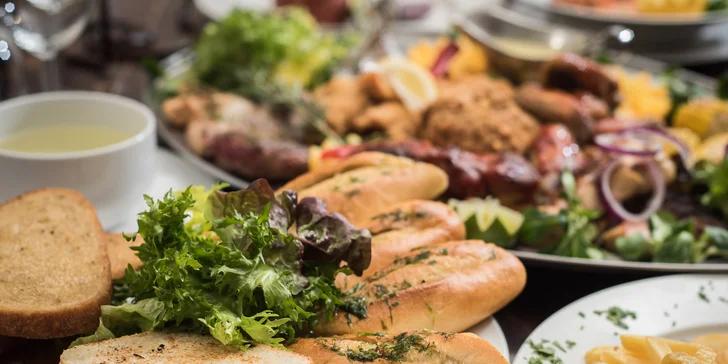 Hostina pro partu: 2kilová nálož pečeného masa s přílohami až pro 6 osob