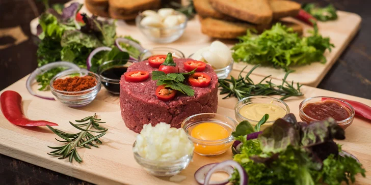 500 g ručně škrábaného masíčka: Tataráky z hovězí svíčkové, lososa nebo obojí