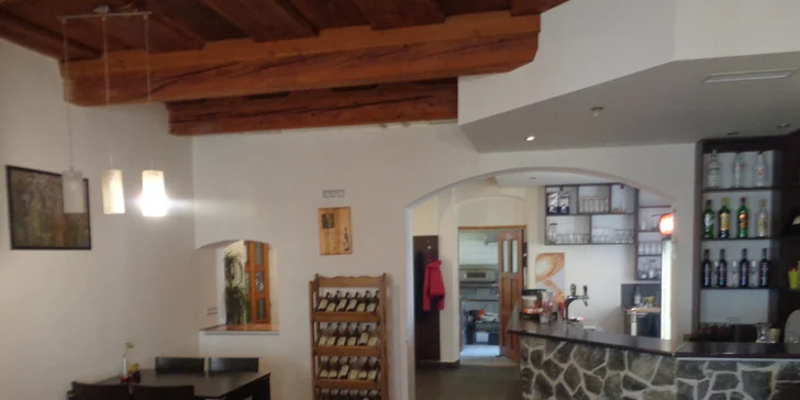 Dvě nazdobené pizzy s průměrem 32 nebo 45 cm v restauraci U Kalichu