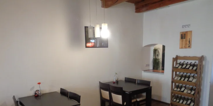 Dvě nazdobené pizzy s průměrem 32 nebo 45 cm v restauraci U Kalichu