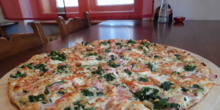Dvě nazdobené pizzy s průměrem 32 nebo 45 cm v restauraci U Kalichu