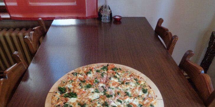 Dvě nazdobené pizzy s průměrem 32 nebo 45 cm v restauraci U Kalichu