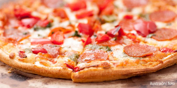 Dvě nazdobené pizzy s průměrem 32 nebo 45 cm v restauraci U Kalichu