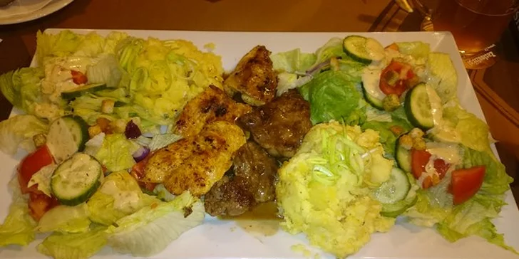 Velká masová hostina pro 4 osoby v restauraci U Bizona