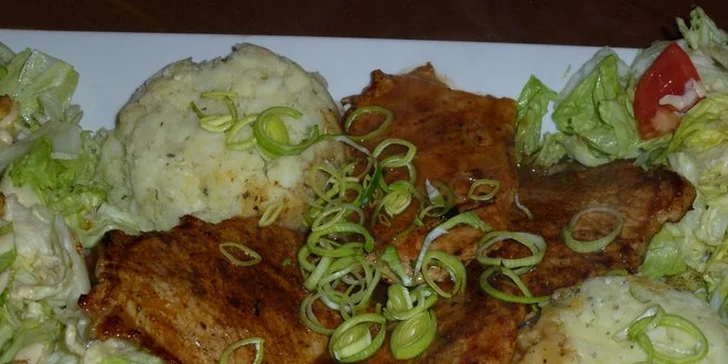 Velká masová hostina pro 4 osoby v restauraci U Bizona