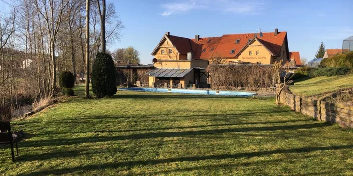 Obsluha hotelu vám ráda půjčí tenisové rakety nebo trekingové hole na parádní výlet. 