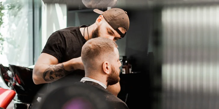 Pánsky strih alebo úprava brady v barberskom salóne 50 Shades