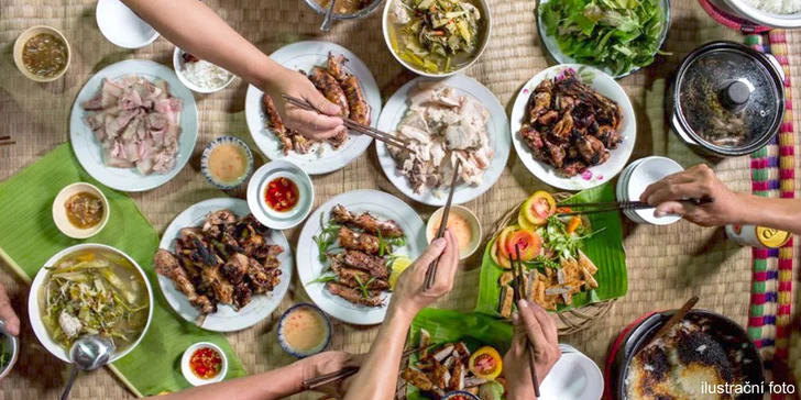 Vietnamská hostina pro 2 nebo 4 osoby: tři chody, teplý nápoj a lahev vína
