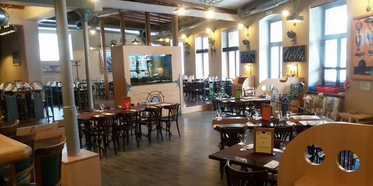 Hovězí burger s vejcem, hořčičnou majonézou a hranolky
