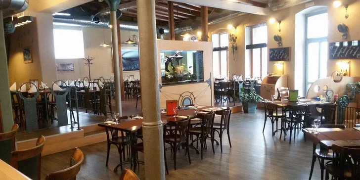 Hovězí burger s vejcem, hořčičnou majonézou a hranolky