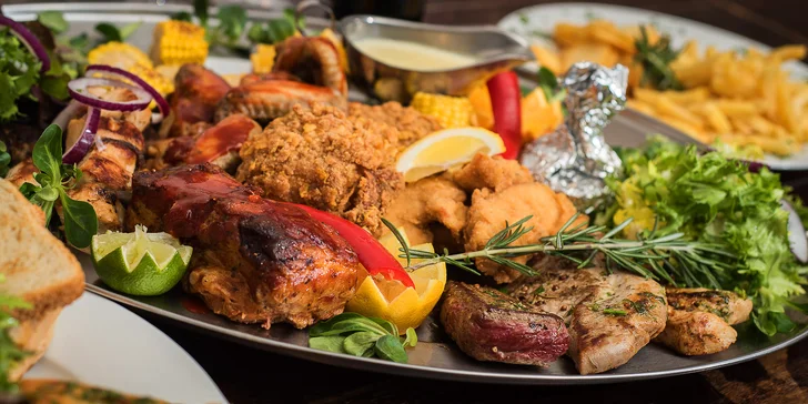 Hostina pro partu: 2kilová nálož pečeného masa s přílohami až pro 6 osob