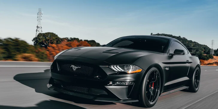 Doprajte si poriadnu jazdu na FORD MUSTANG GT 5.0 ako vodič alebo spolujazdec