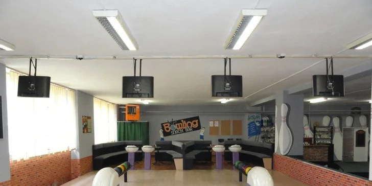S partou za zábavou: hodina bowlingu a pizza dle výběru k tomu