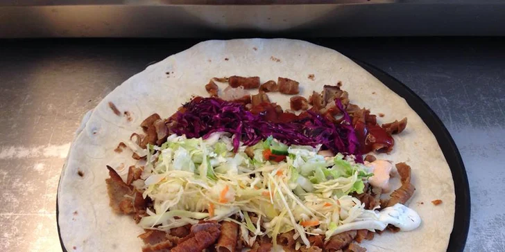 Velký telecí kebab v turecké tortille s nápojem