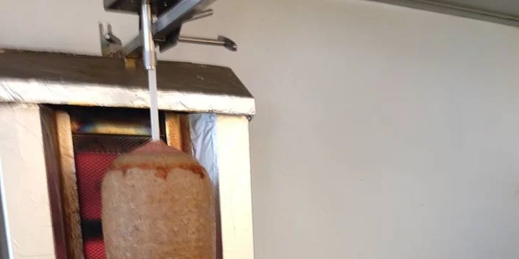 Velký telecí kebab v turecké tortille s nápojem