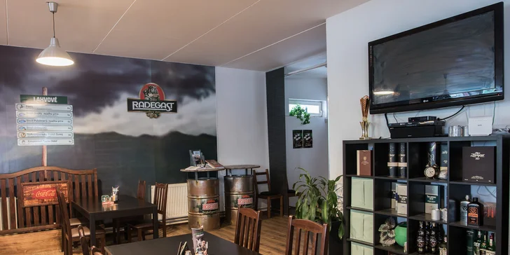 Zastávka při cestě na přehradu: Výtečný hovězí či pštrosí burger a hranolky
