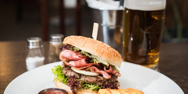 Zastávka při cestě na přehradu: Výtečný hovězí či pštrosí burger a hranolky