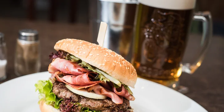 Zastávka při cestě na přehradu: Výtečný hovězí či pštrosí burger a hranolky