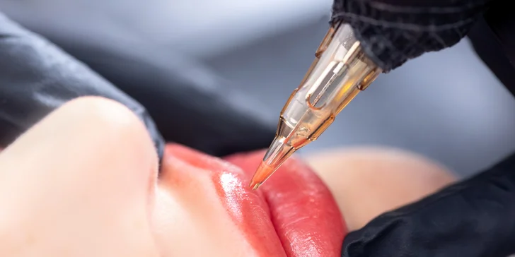 Permanentný make-up (PMU) je kozmetický zákrok, pri ktorom sa podobne ako pri tetovaní vpichujú pigmenty pod kožu tetovacím prístrojom