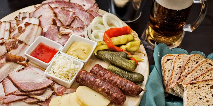 Pořádná bašta k pivu: Kilo dobrot na prkně uzených ve vlastní udírně
