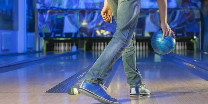 S partou za zábavou: hodina bowlingu a pizza dle výběru k tomu