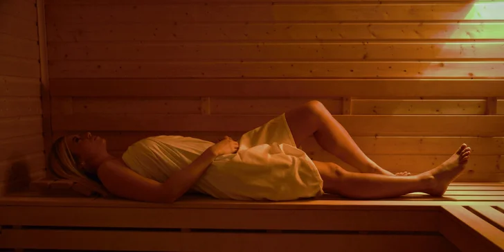 Detoxikační wellness balíček: infrasauna, dvě masáže, maska i speciální čaj