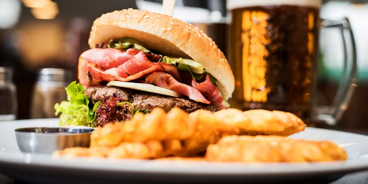 Zastávka při cestě na přehradu: Výtečný hovězí či pštrosí burger a hranolky
