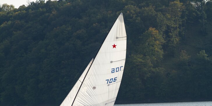 Chyťte vítr do plachet: 2 hodiny sportovního jachtingu na Vranovské přehradě