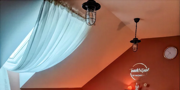 Rituál využívá pomalé tahy, hlazení i škrábání na zádech, ramenou, rukách a ve vlasech.