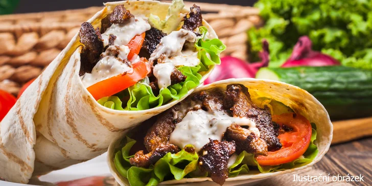 Velký telecí kebab v turecké tortille s nápojem