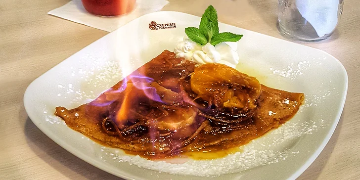Sladká flambovaná nebo slaná palačinka se zeleninou a k tomu limonáda nebo čaj