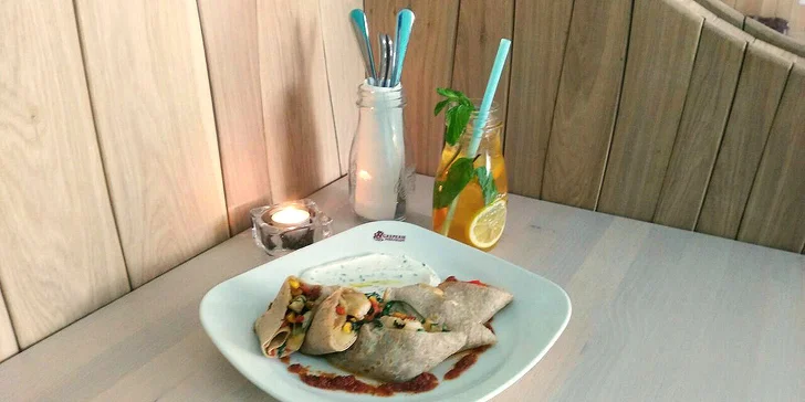 Sladká flambovaná nebo slaná palačinka se zeleninou a k tomu limonáda nebo čaj