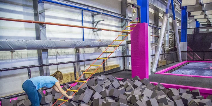 Jump Arena Zličín: hodina zábavy na trampolínách a nafukovacích atrakcích