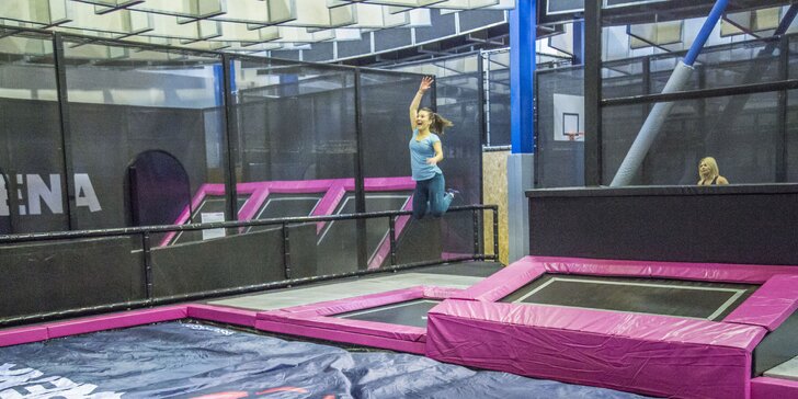 Zbrusu nová Jump Arena: hodina zábavy na trampolínách a nafukovacích atrakcích