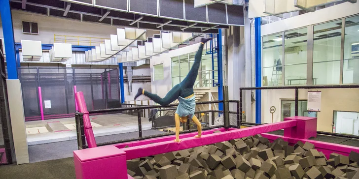 Jump Arena Zličín: hodina zábavy na trampolínách a nafukovacích atrakcích