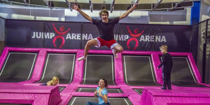 Zbrusu nová Jump Arena: hodina zábavy na trampolínách a nafukovacích atrakcích