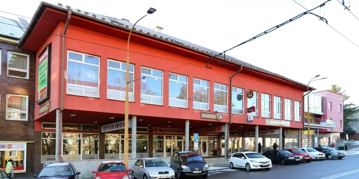 Hamburger z čerstvě mletého hovězího masa, s anglickou slaninou a sýrem cheddar i s hranolkami pro 1 či pro 2