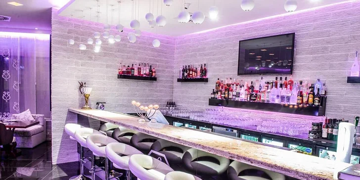 Posezení s delikatesami a výhledem na Prahu: Tapas menu a 2 drinky